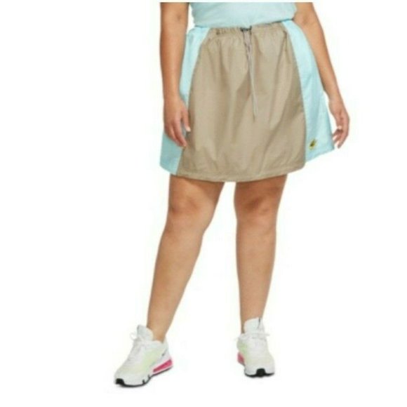 ❤️SOLD❤️Nike Womens Sportswear Icon Clash Woven S - Picture 2 of 5